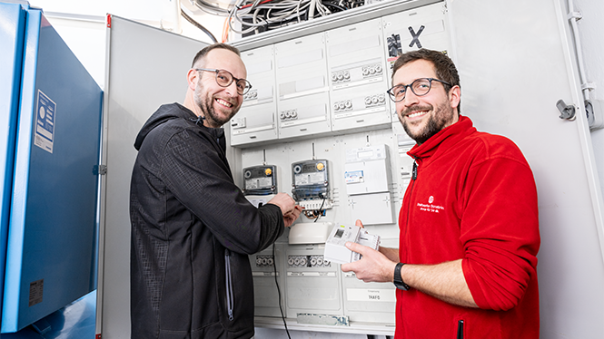 Zwei Mitarbeiter von HEIFO beim installieren der Smart Meter